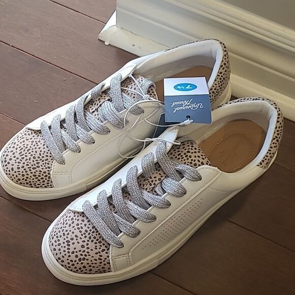 Universal THREAD CADEY MEMPRY FOAM SNEAKERS NEW 7.5 - Picture 2 of 8